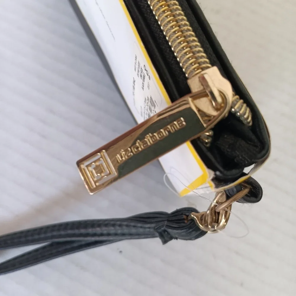 Liz Claiborne Phone Charging Wallet OS Black Pebbled Faux Leather Wristlet